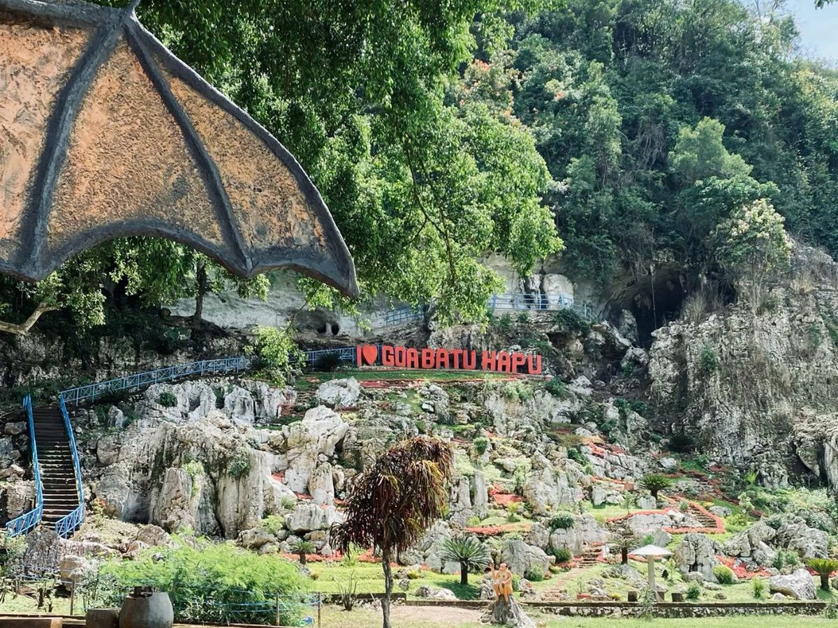 penampakan goa batu hapu dari luar