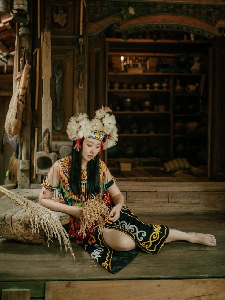 wanita dayak kalimantan