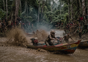 Fenomena “Sirkuit Balap” Lumpur: Balapan Kapal Ces di Sungai Pedalaman Kalimantan